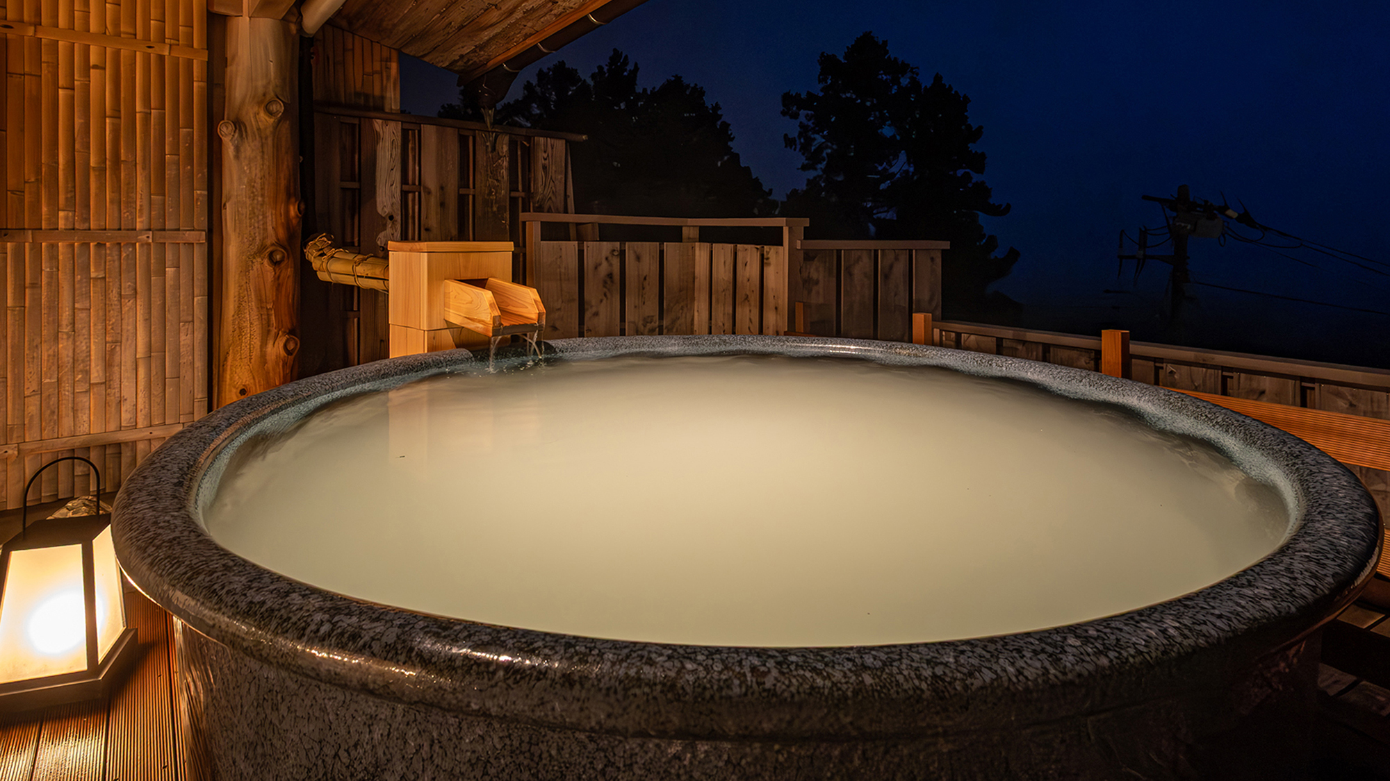 2025年5月リニューアル／「箱根寄木細工　仁兵衛の湯」箱根寄木細工と木造嵌をお愉しみください。