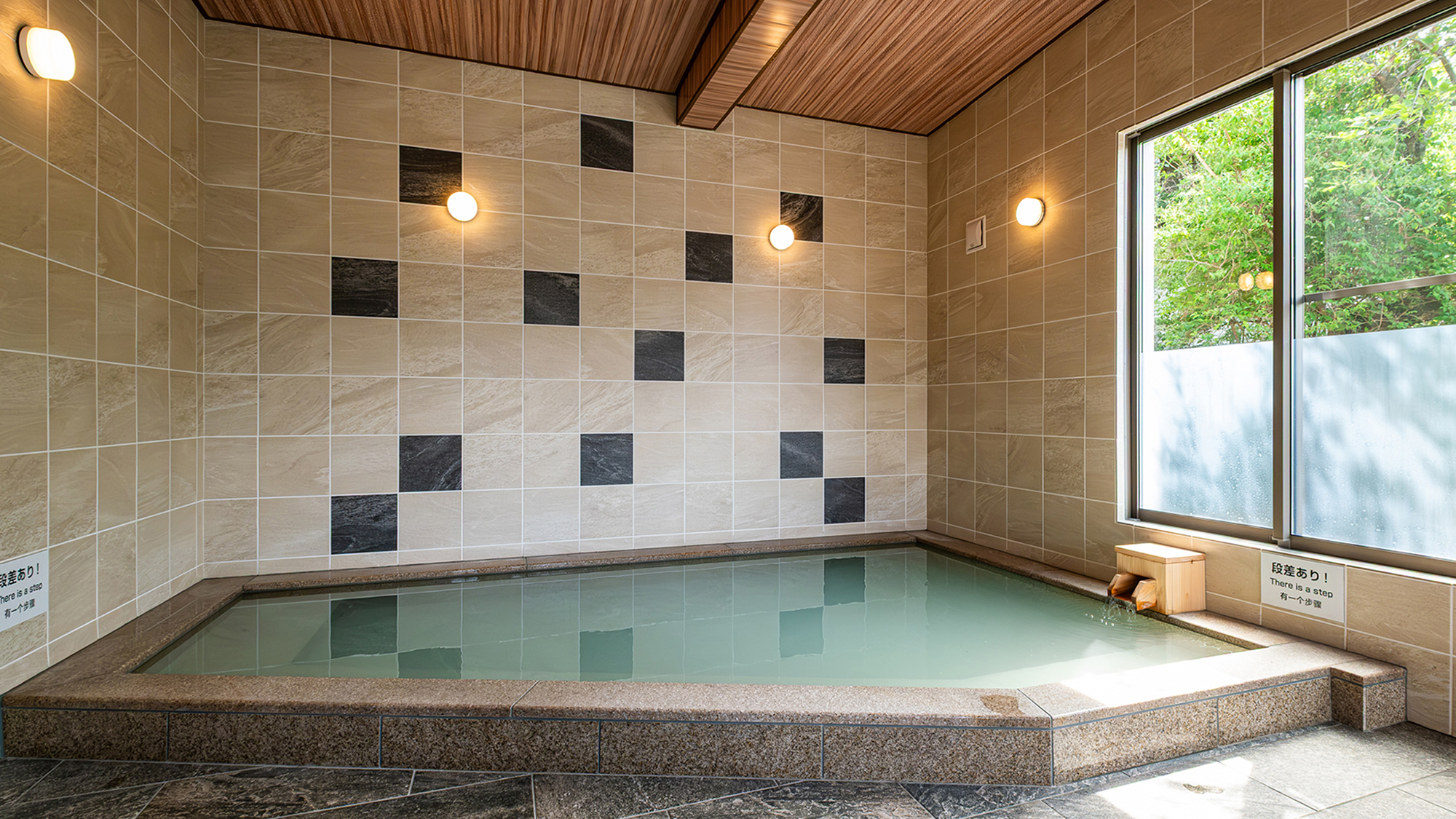 2025年5月リニューアル／「大浴場（さくら）」豊富な湯の花をお愉しみください。