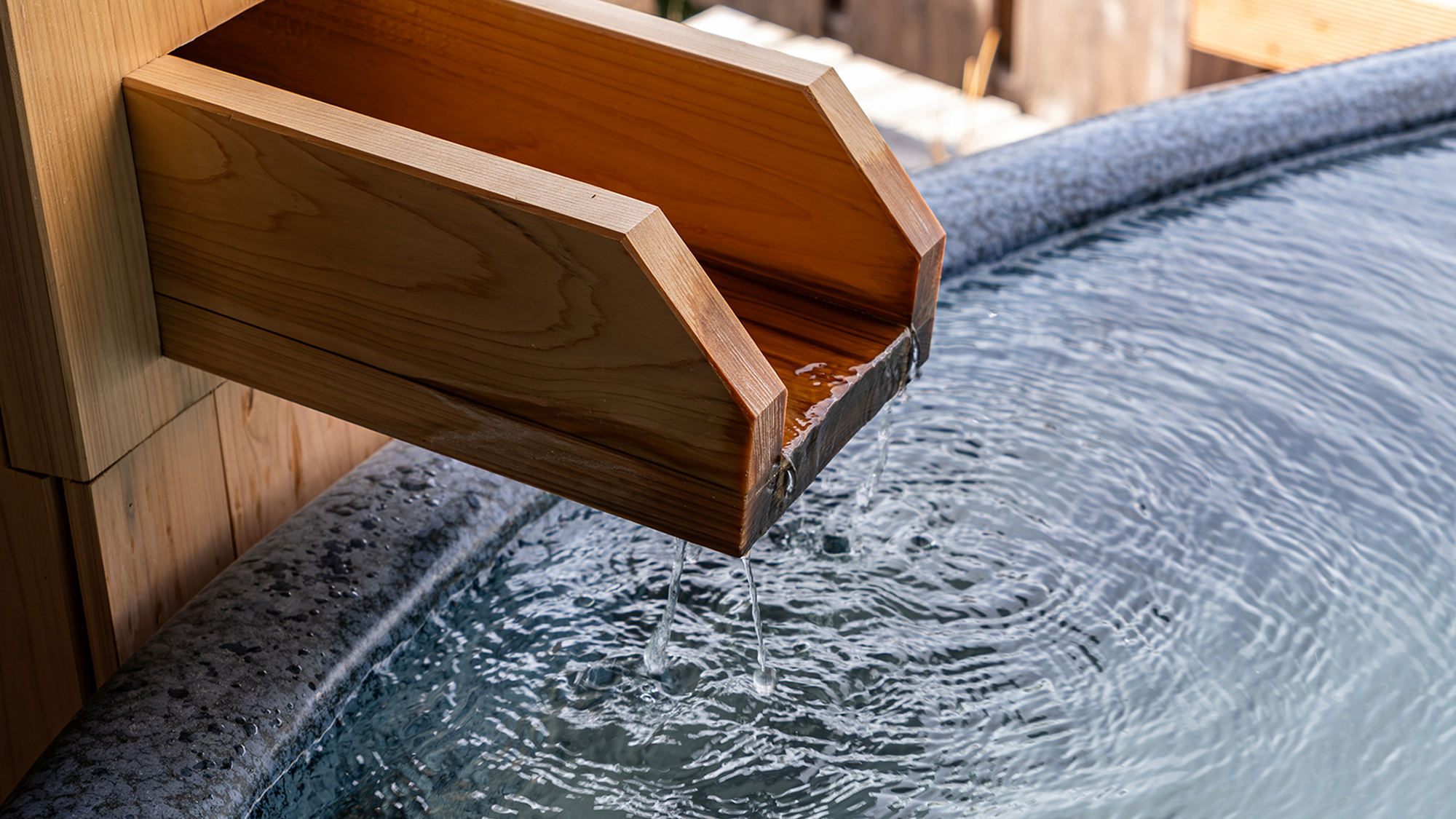 2025年5月リニューアル／「箱根寄木細工　仁兵衛の湯」箱根寄木細工と木造嵌をお愉しみください。