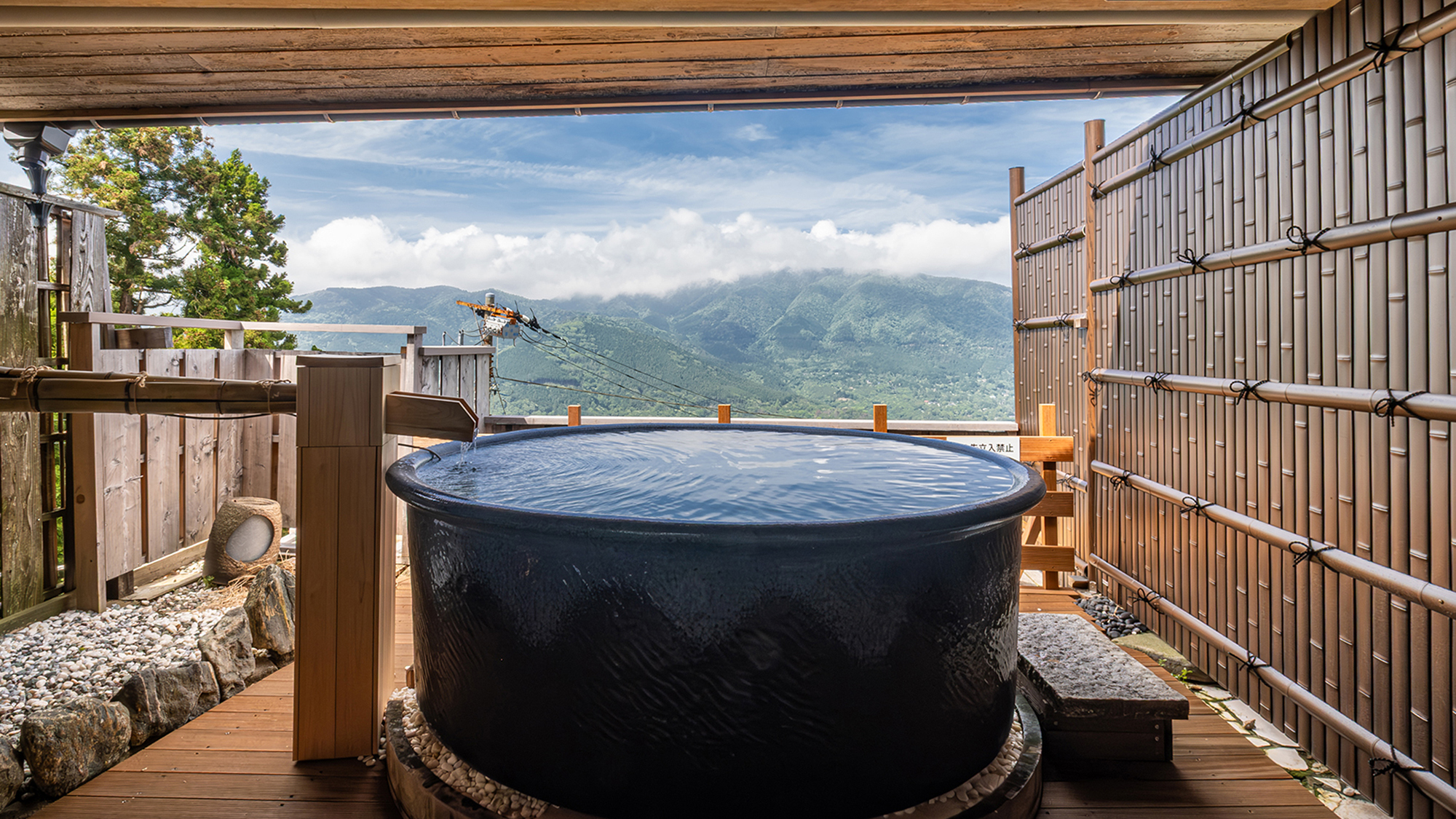 2025年5月リニューアル／「箱根寄木細工　仁兵衛の湯」箱根寄木細工と木造嵌をお愉しみください。