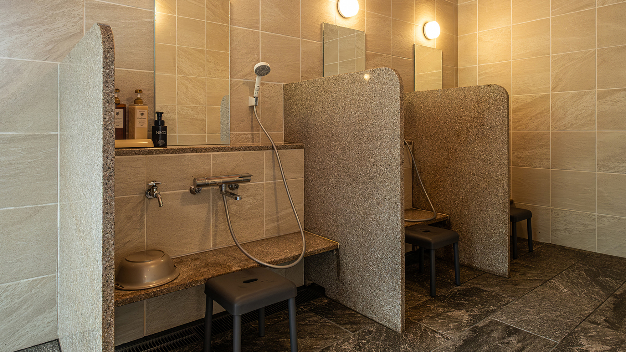 2025年5月リニューアル／「大浴場（さくら）」豊富な湯の花をお愉しみください。