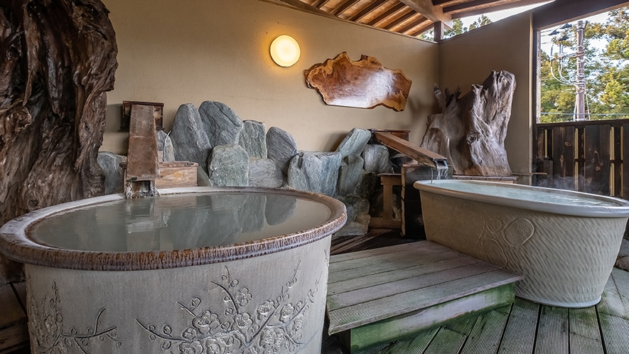 「神代杉の露天風呂」3000年前の神代杉をオブジェとして使用しております。