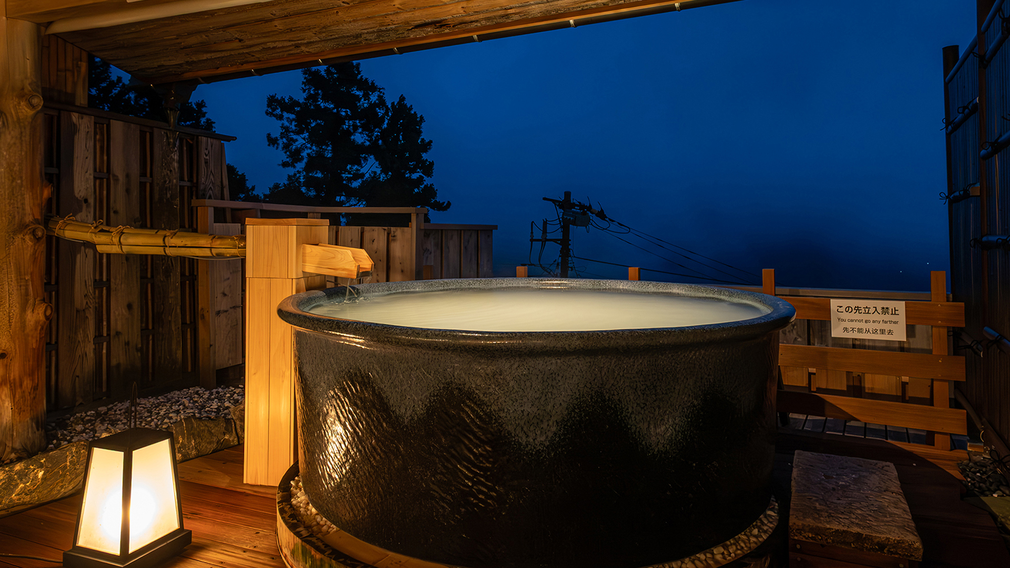 2025年5月リニューアル／「箱根寄木細工　仁兵衛の湯」箱根寄木細工と木造嵌をお愉しみください。