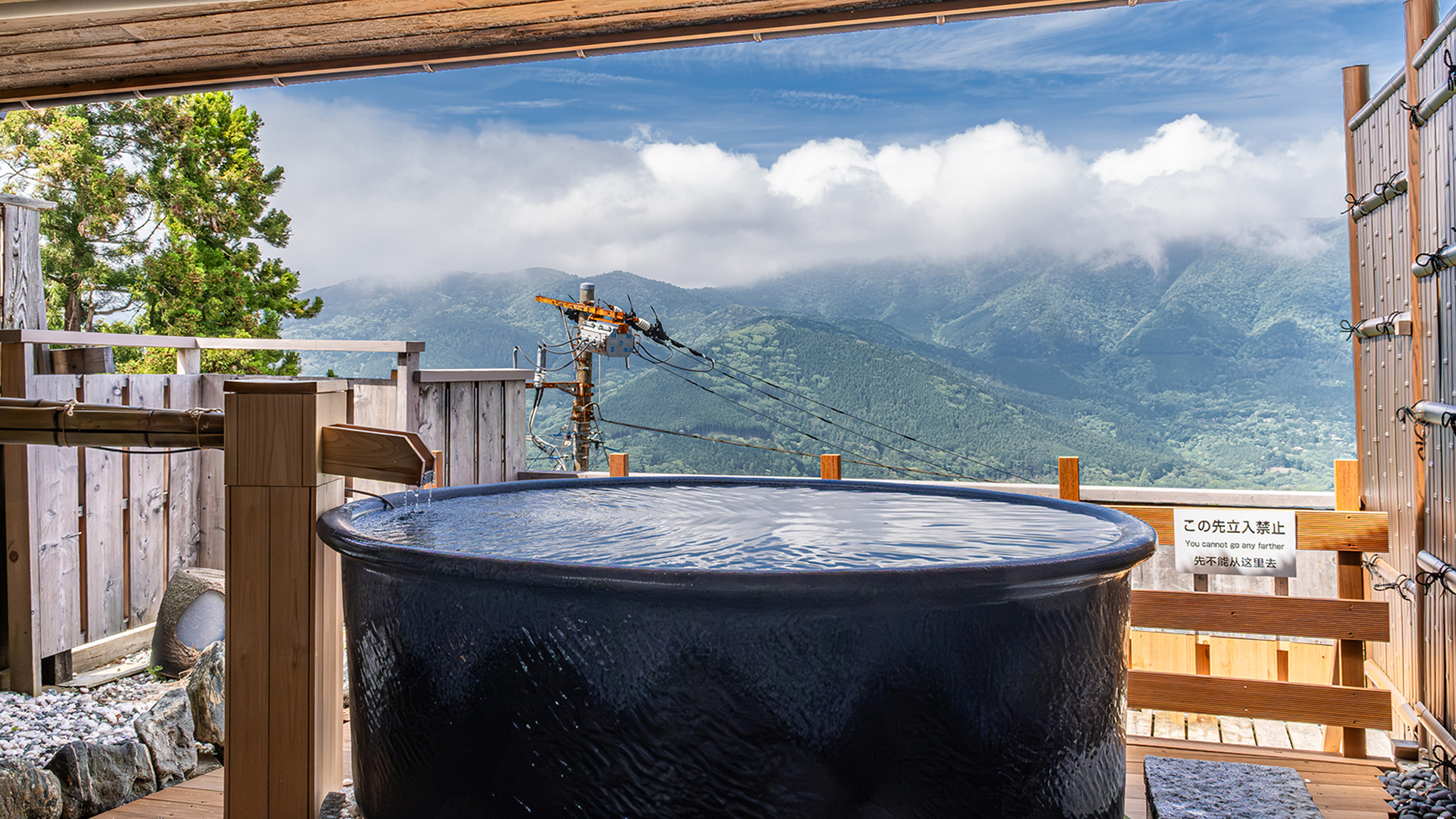 2025年5月リニューアル／「箱根寄木細工　仁兵衛の湯」箱根寄木細工と木造嵌をお愉しみください。