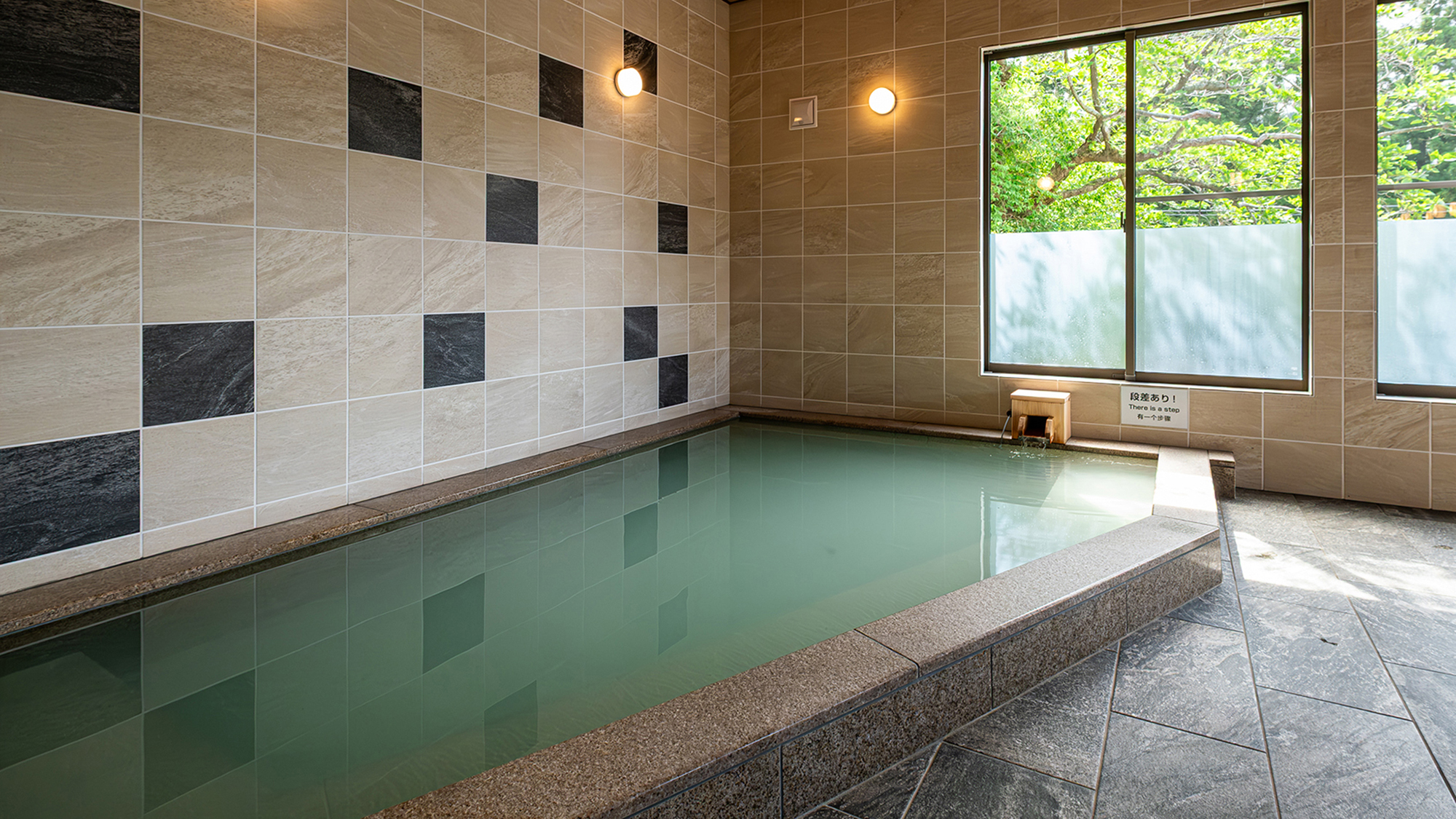 2025年5月リニューアル／「大浴場（さくら）」豊富な湯の花をお愉しみください。