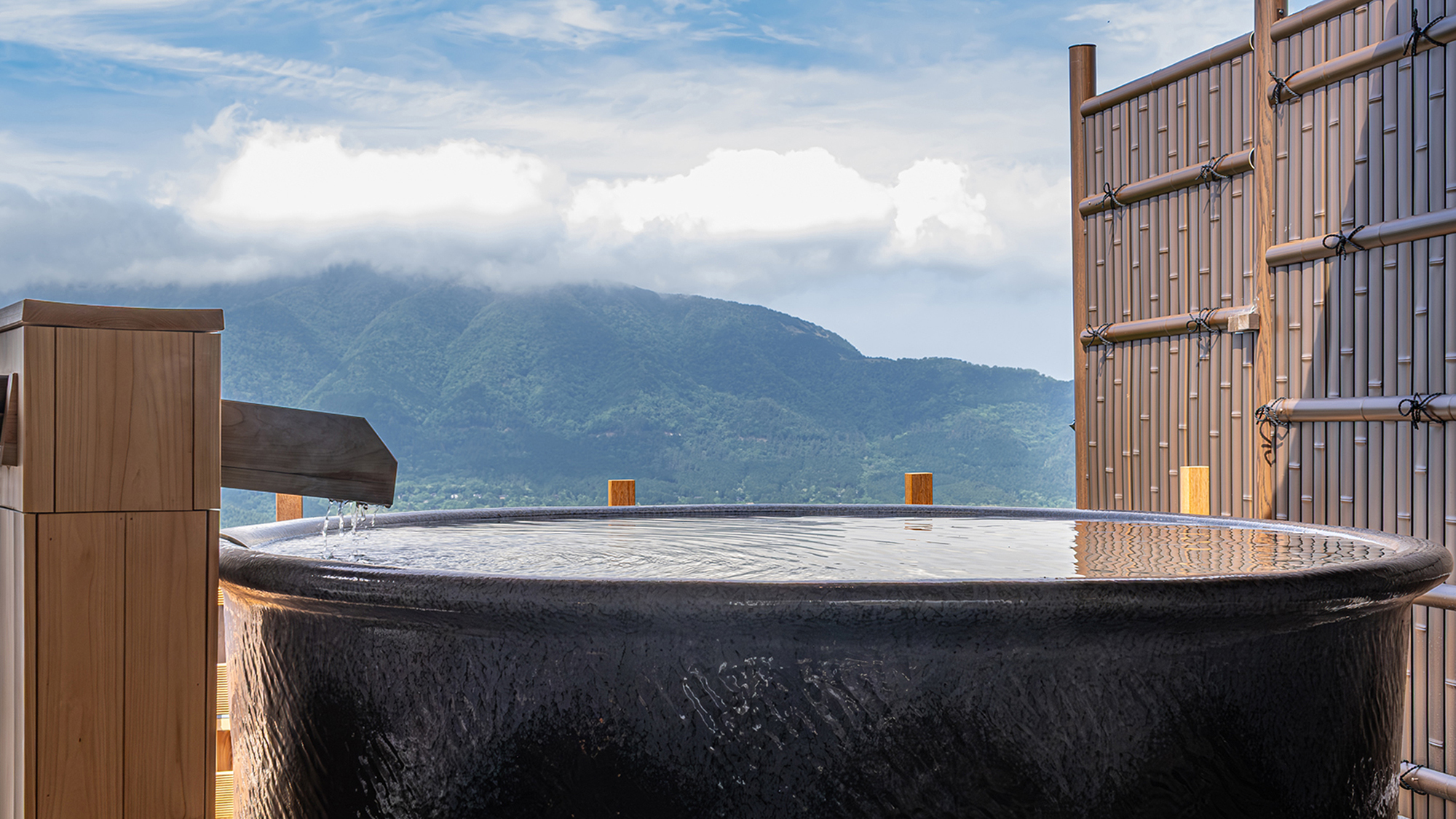 2025年5月リニューアル／「箱根寄木細工　仁兵衛の湯」箱根寄木細工と木造嵌をお愉しみください。