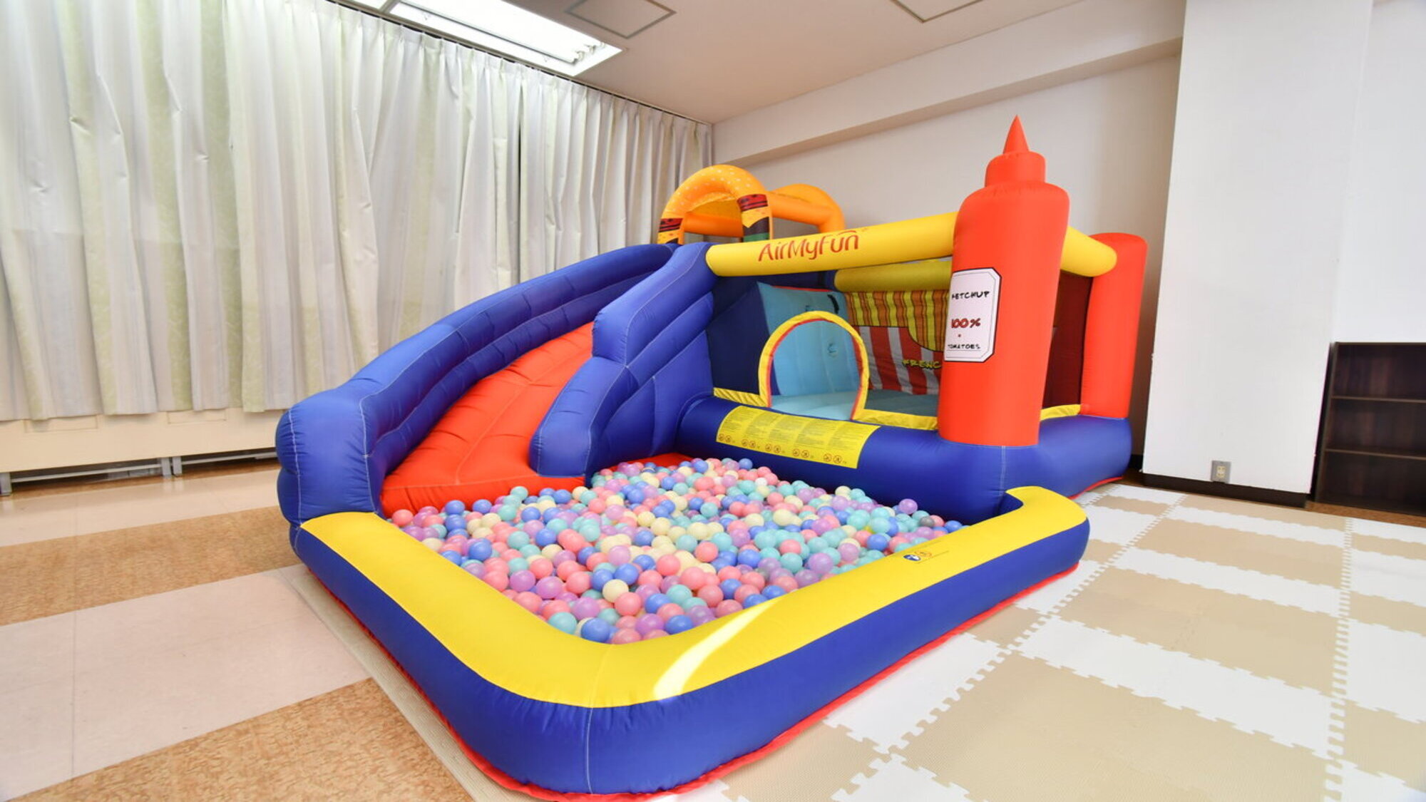ボールプール＆滑り台|ご利用時間:8：30～10：00、16:00～21：30 入場料:無料