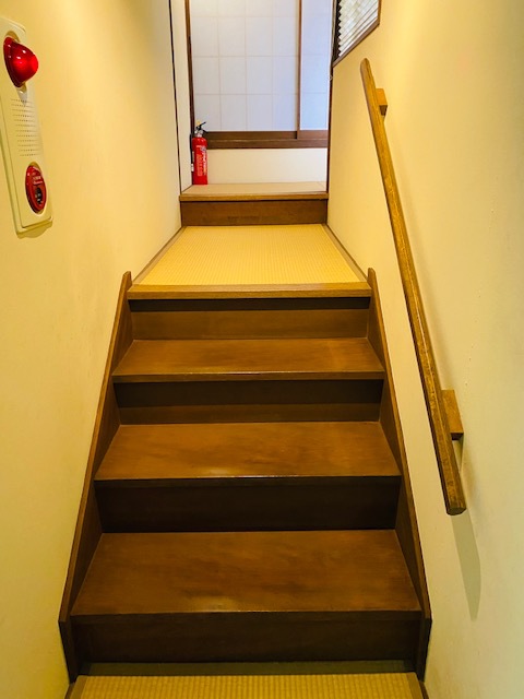 ◆１階 桜の間 入り口（階段）