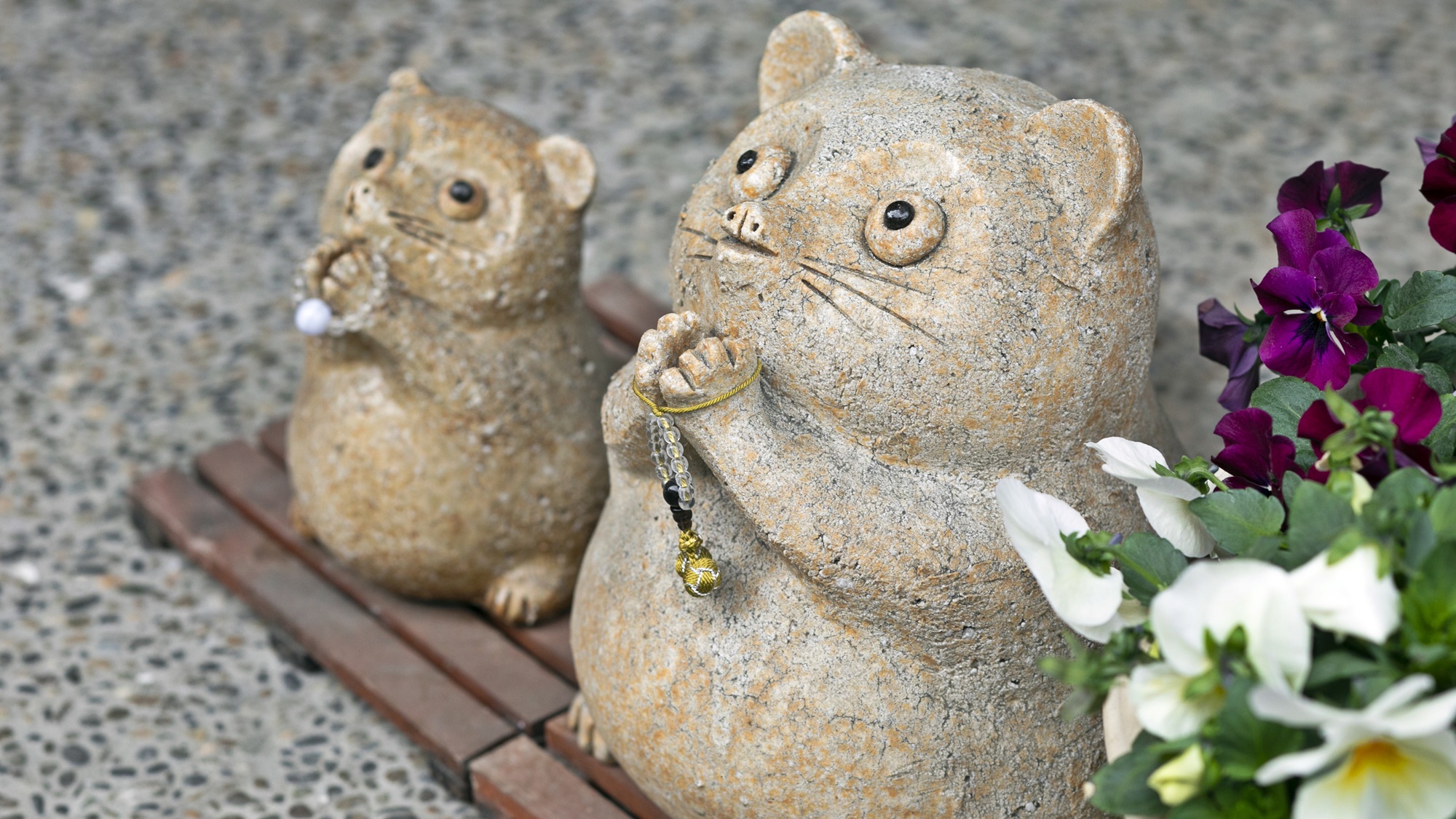 *【ナムナム親子たぬき】田中屋の玄関でお客様をお迎え