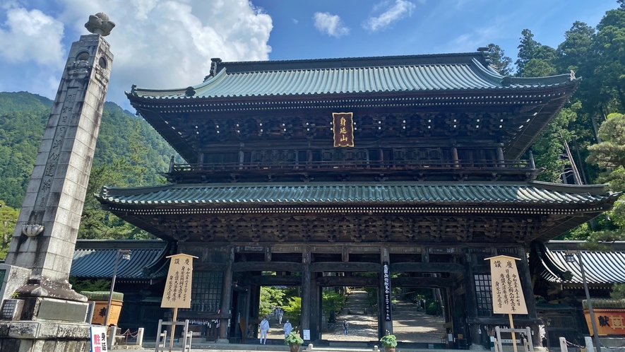 *【季節の画像/夏の三門】青空と山の緑が美しい季節です