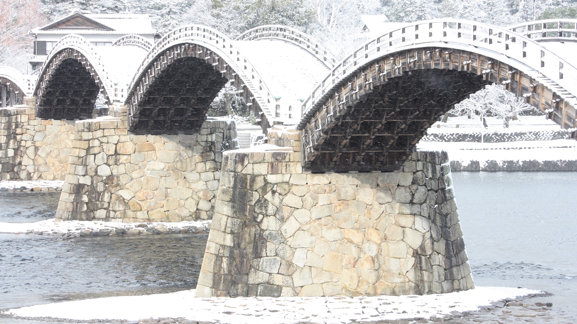 【お部屋からの眺望】雪舞う錦帯橋も絶景。静寂と美しさが調和する風景をぜひご覧ください。　