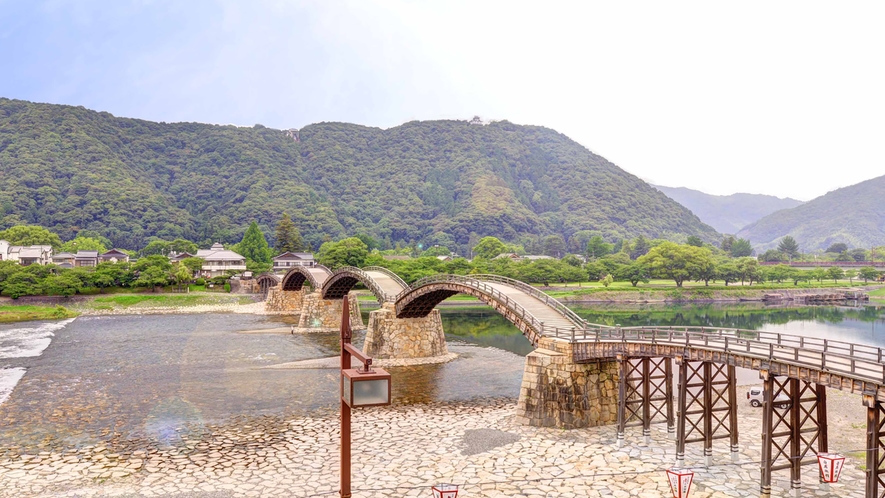 *【お部屋からの眺望】日本三大奇橋のひとつ“錦帯橋”が望めます。