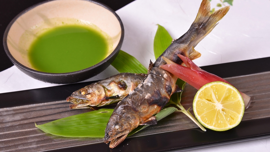 *【焼物】錦川で獲れた天然鮎の塩焼き。酢橘をつけてお召し上がり下さい。