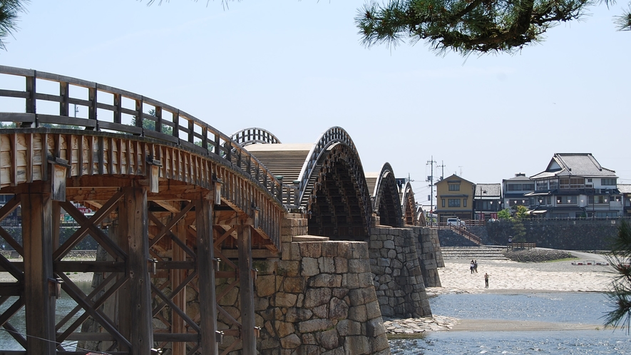 *【錦帯橋】５つの木造の橋が連なる、世界的にもたいへん希な構造です。美しい技術の結晶をご覧下さい。