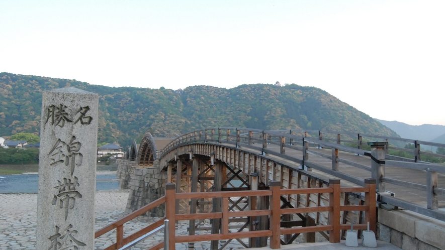 *【錦帯橋】５つの木造の橋が連なる、世界的にもたいへん希な構造です。美しい技術の結晶をご覧下さい。