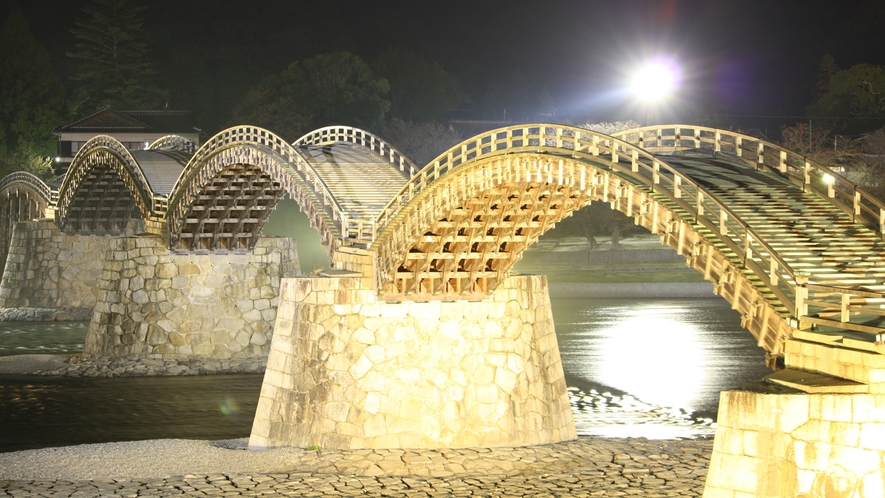 【お部屋からの眺望】夜はライトアップされた幻想的な錦帯橋をお楽しみください。　