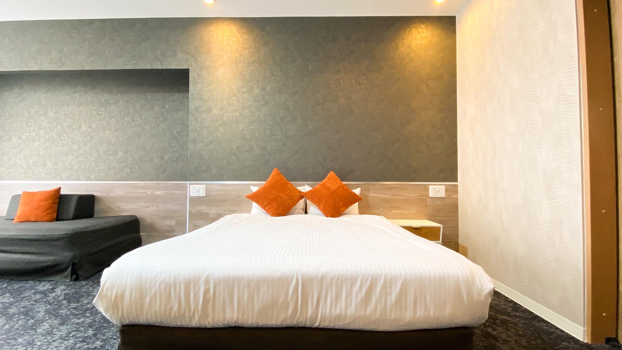 大きなベッドでゆったりお休みください