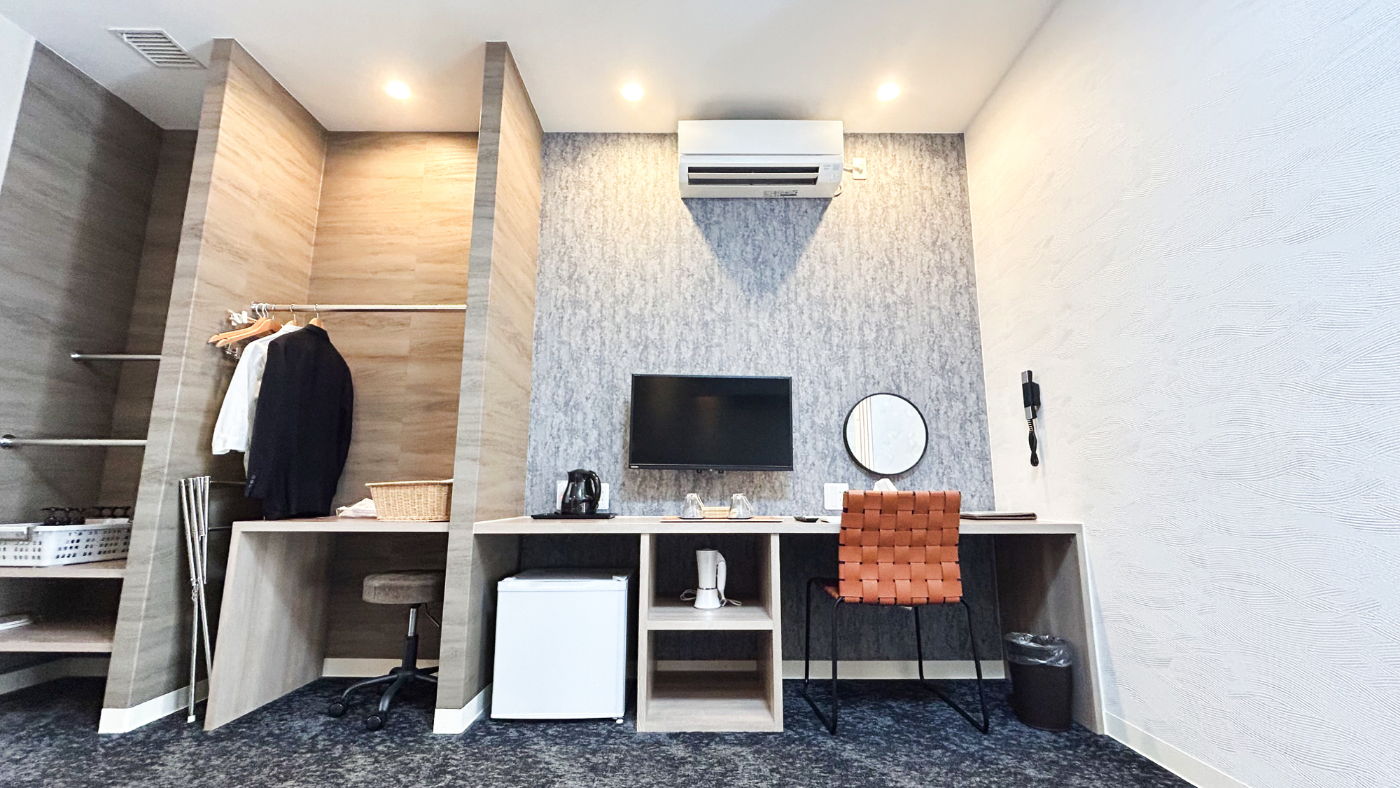 ワイドデスクとスーツケースも収納出来るクローゼット