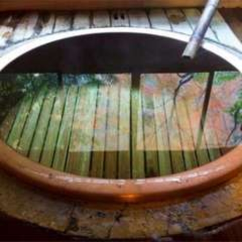 檜造り大丸風呂。自慢の源泉１００％かけながし。男女ともご利用いただけます