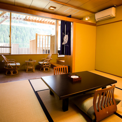 Kamar bergaya Jepang dengan pemandian terbuka
