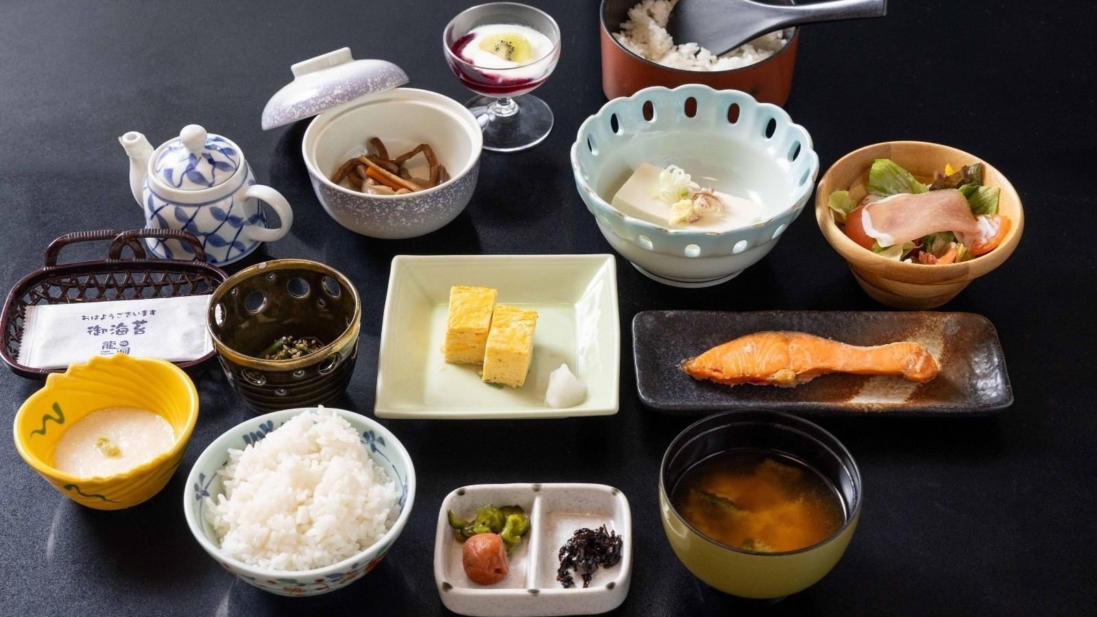 【1泊朝食】レイトチェックイン〜18時OK／源泉掛け流しの18種の貸切露天風呂と温泉宿の「和食膳」