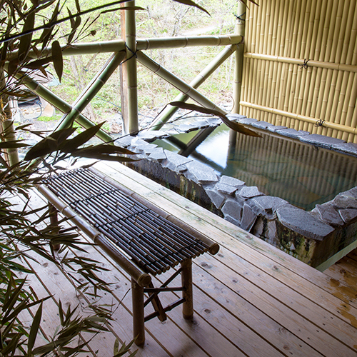 竹林をイメージしたお風呂。竹に囲まれて木の根沢川のせせらぎを聞きながらのんびりとお寛ぎ下さい。