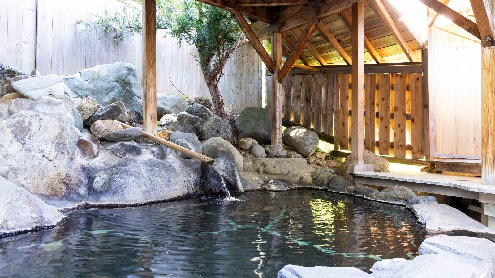 離れ〔戸建〕の客室露天風呂（一例）