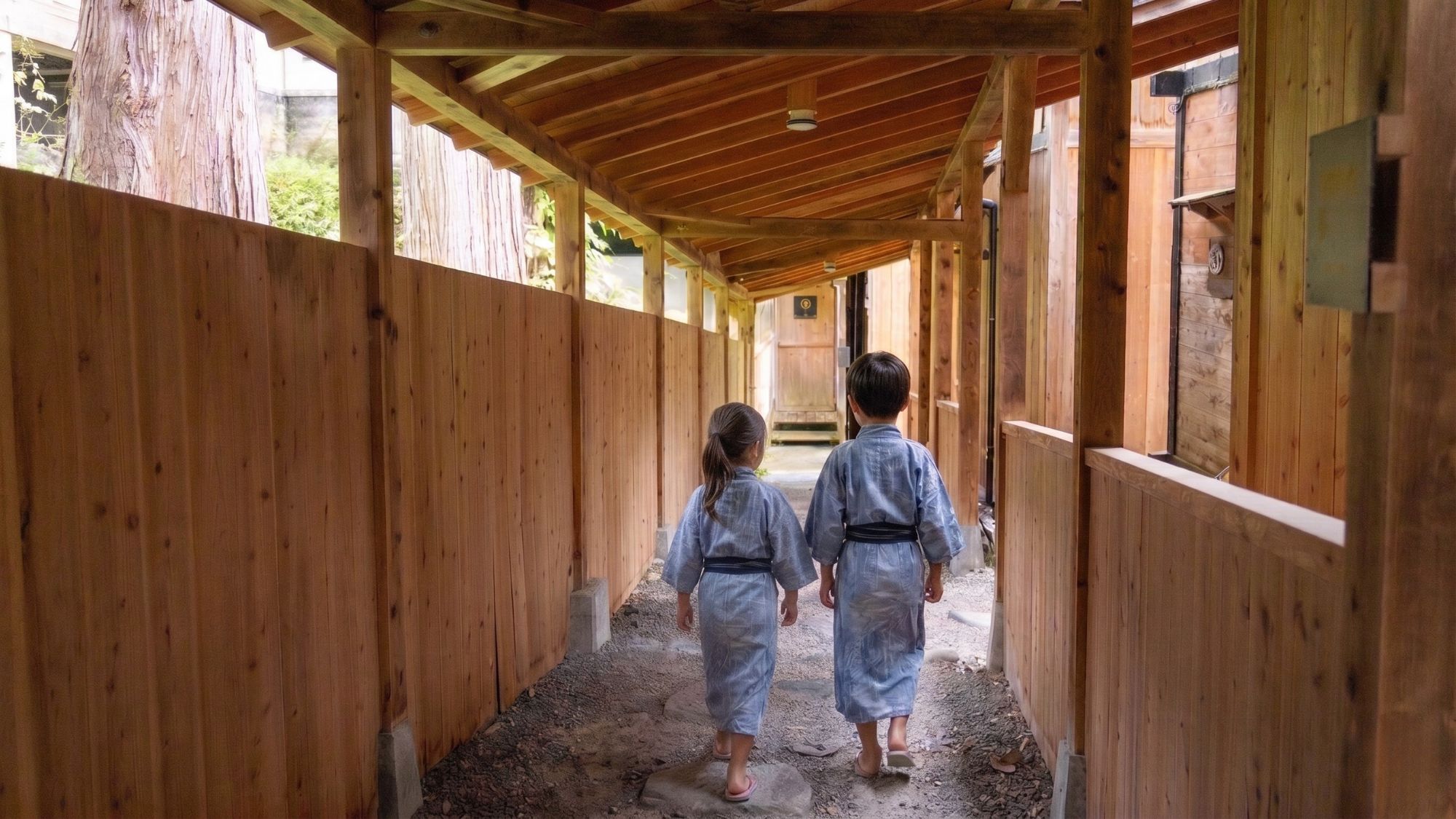 開放的な屋外回廊。お子さまと一緒でも気兼ねなく楽しめます