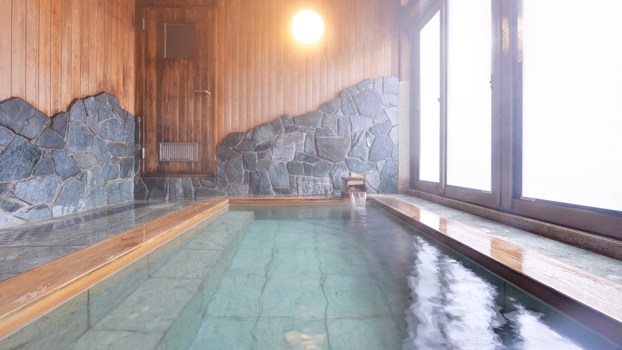 *大浴場/やわらかな木の香りが漂う檜風呂。広さもあるため、ゆったり入浴することができます
