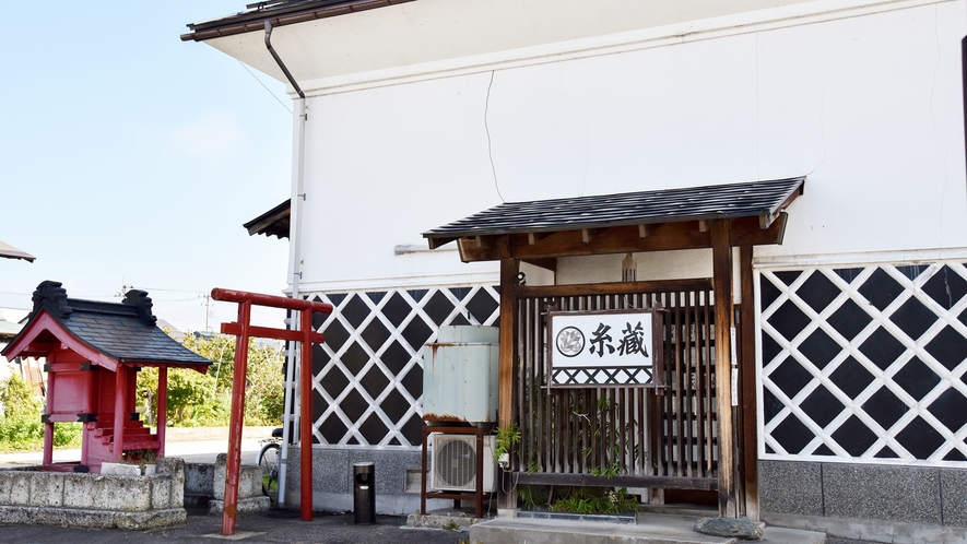 *居酒屋“糸蔵”/お夕食はこちらで。地元の食材を活かした料理が夕刻の時を彩ります。