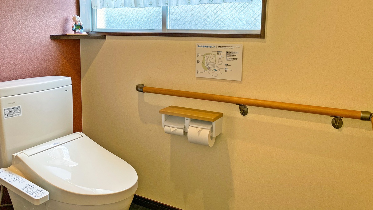 *【洋室８畳（海側）】バリアフリートイレに対応した洗浄機付トイレを完備