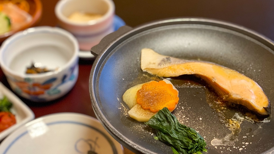 *【朝食一例】新鮮なお野菜のサラダやお魚など、朝からしっかり食べて元気いっぱいご出発下さいませ。