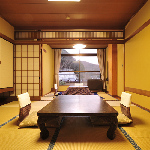 * Example of guest room / All rooms are Japanese-style rooms with 10 tatami mats + 4.5 tatami mats, which is large enough for families to relax.