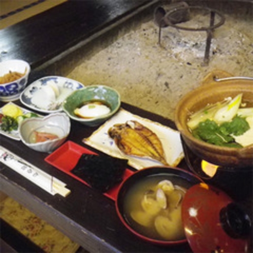 *朝食一例／朝食も囲炉裏でご用意致します。炊き立てのご飯と味噌汁、焼き魚に湯豆腐をどうぞ♪
