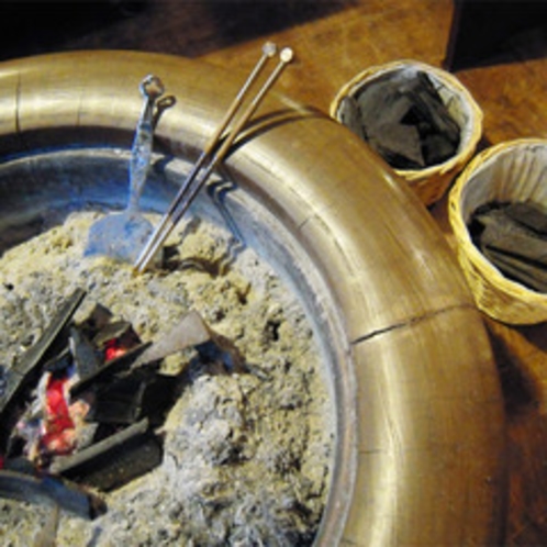 *館内の様子／今では見ることも少なくなった火鉢。昔ながらの日本の文化を体感。