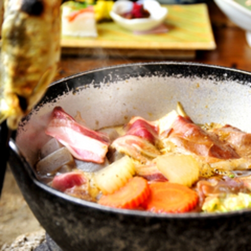 *夕食一例／冬季限定「しし鍋」。地元で獲れたものを使う、この土地ならではの郷土料理です。