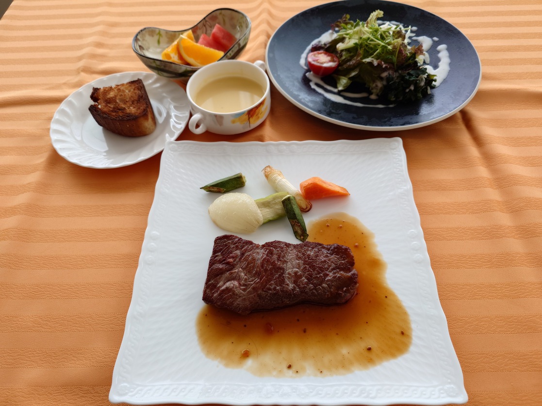 【1泊2食付｜土曜・休前日】選べるメイン料理＋ハーフブッフェ＆朝食ブッフェ