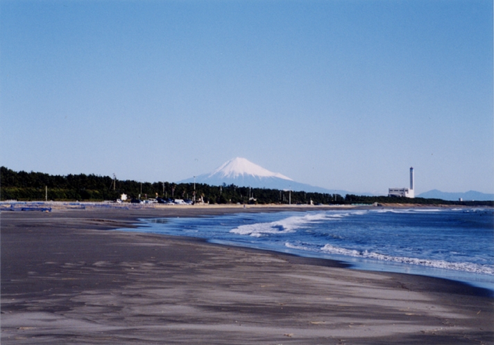 静波海岸と富士山