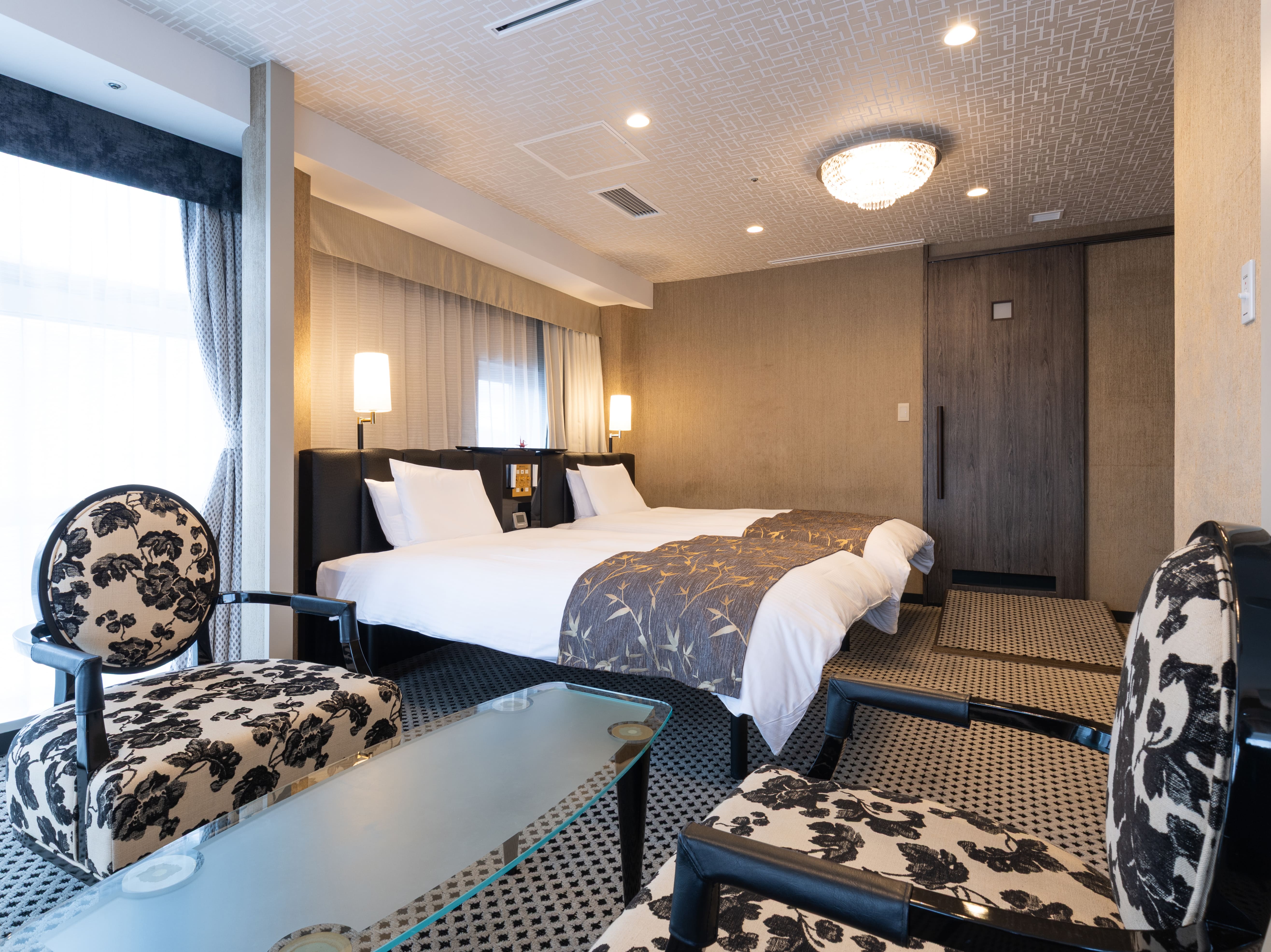 スイートルーム（広さ43㎡/ベット幅120cm&times;2台）