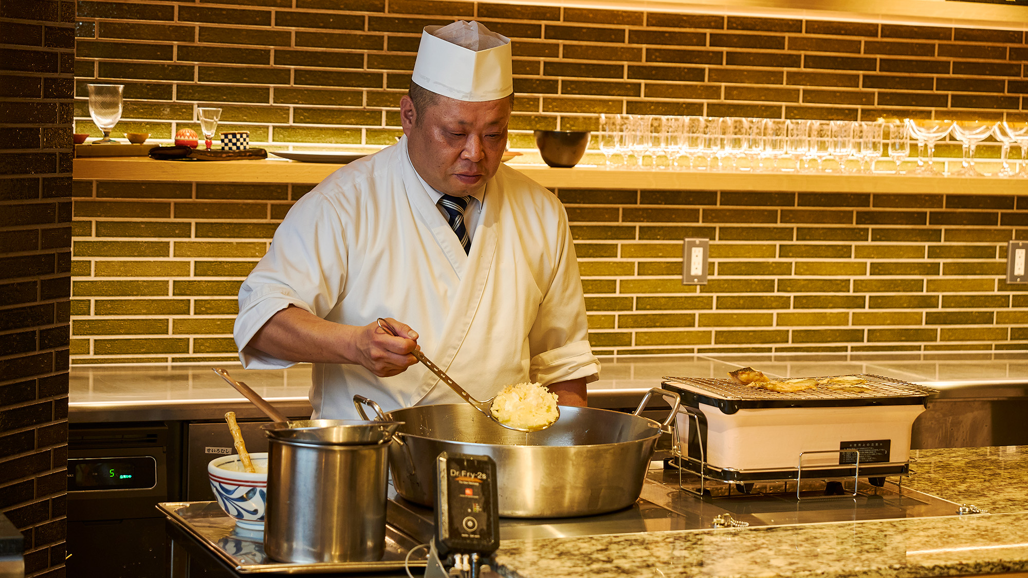【金沢彩旬　朝食和膳】ライブキッチンから揚げたてを提供します