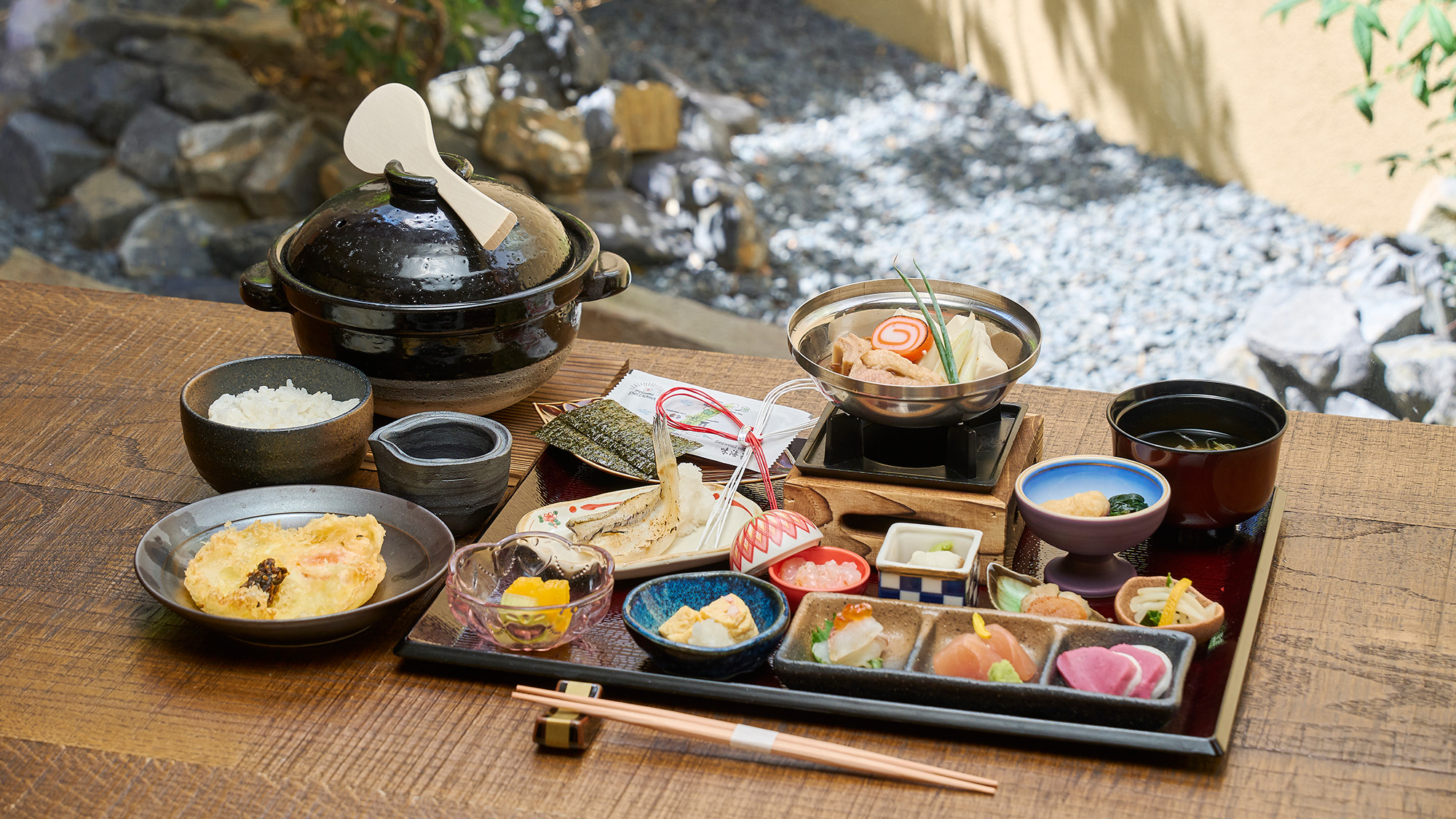 まさに“石川づくし”と言えるほど、ご当地にこだわって提供される和膳は、旅先の朝に、旅情をかきたてます。