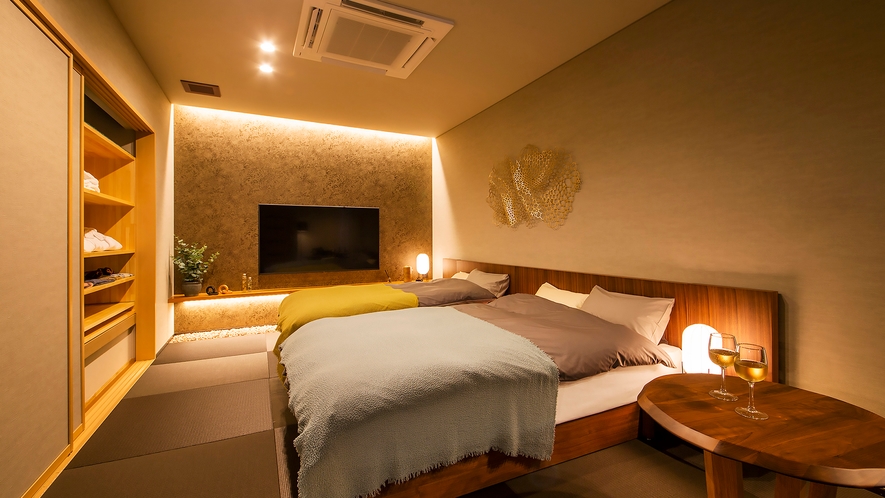 【特別室－立山－】シックな佇まいのデザイナーズ客室。寝具には眠りの質を高めるシモンズを採用。
