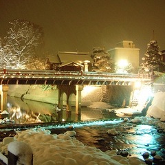 赤い中橋（雪化粧）