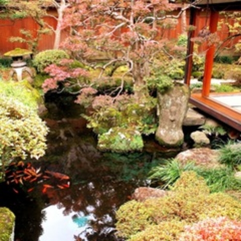 紅葉の当館日本庭園