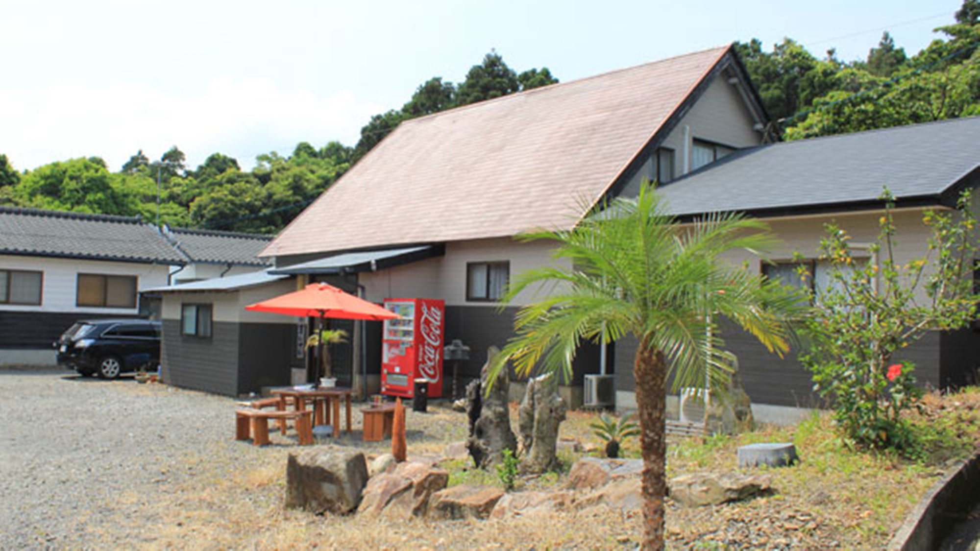 *【外観】宮之浦地区にある山小屋風の民宿です