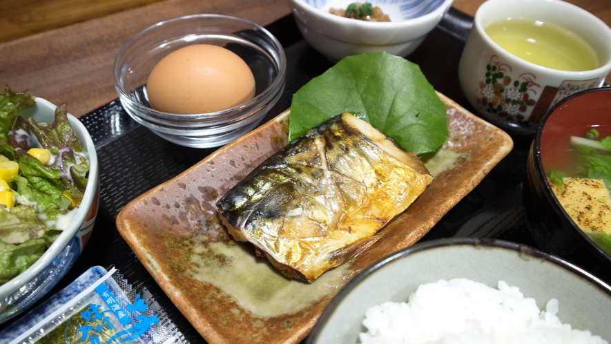 *【朝食一例】新鮮な魚介類のメイン料理
