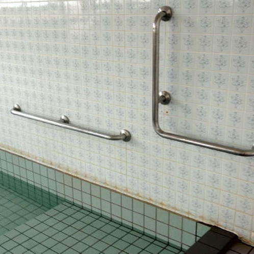 【大浴場】全浴槽、手すりを備え付けております。体の不自由な方も安心して入浴できます