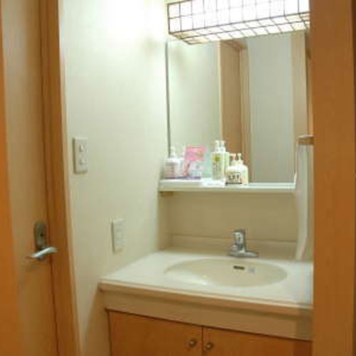 【純和室・８畳間】玄関横に、洗面台とトイレがございます。