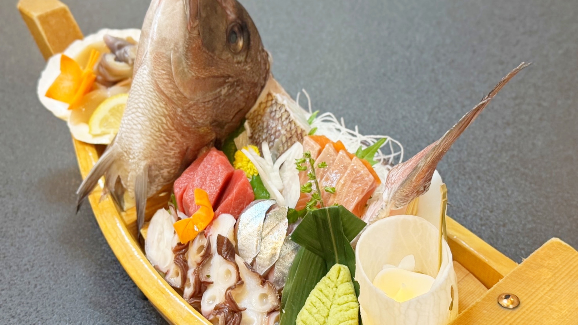 【お祝いもお部屋食で】お部屋でそっと想いをつたえる記念日に。鯛の舟盛と白老牛にこころ躍る記念日プラン