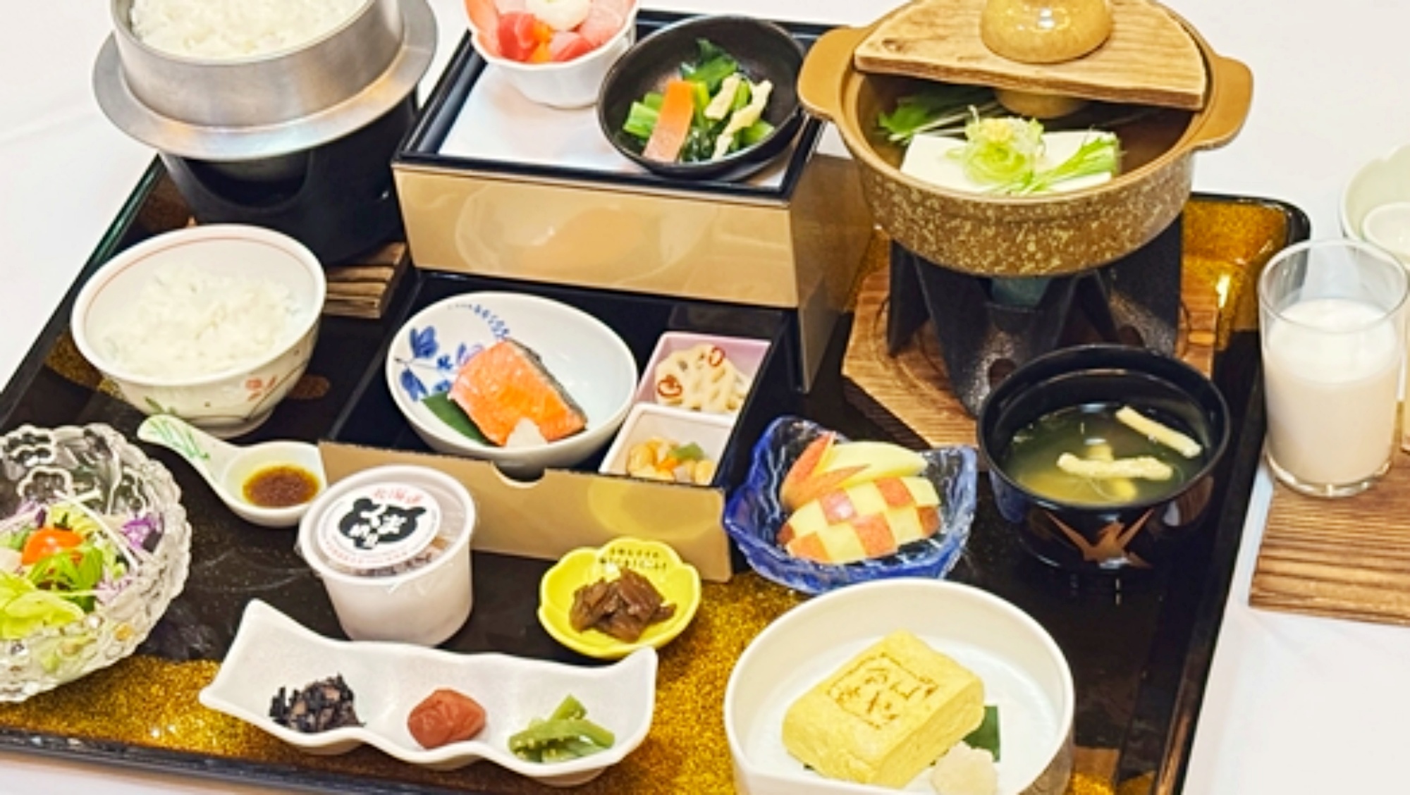 【ドリンクインクルーシブ】お部屋で炊きたてごはんに、頬がゆるむ。一日の始まりを大切にする朝食付プラン